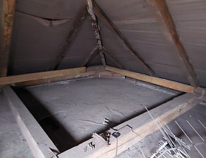 Zateplení stropu zděného rodinného domu pomocí foukané izolace